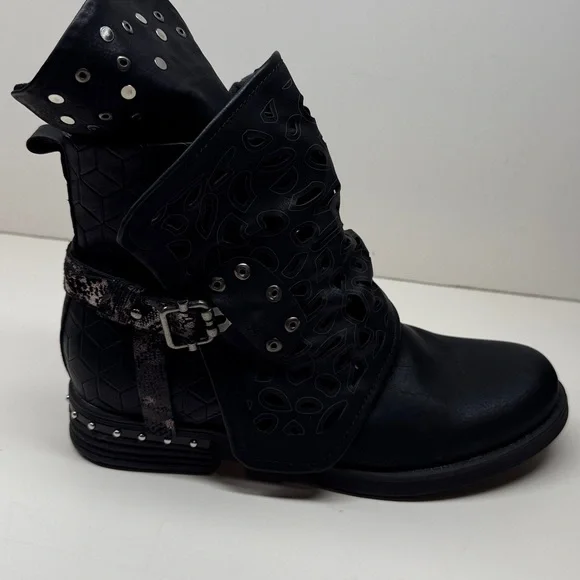 Lala Ikai woman’s Studded Motorcycle - Combat - Ankle boots size EUR 40 / sz 10 - Picture 3 of 13